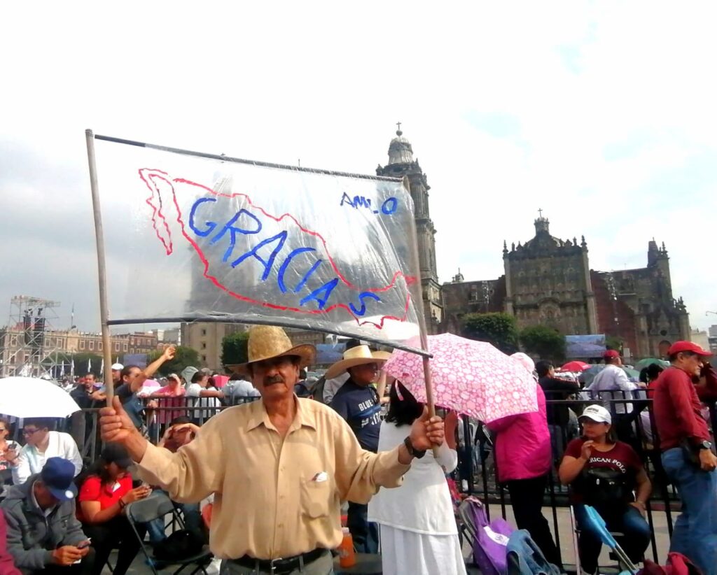 Hombre en sexto informe de gobierno del presidente Andrés Manuel López Obrador. Foto: Aurora Valderrábano 