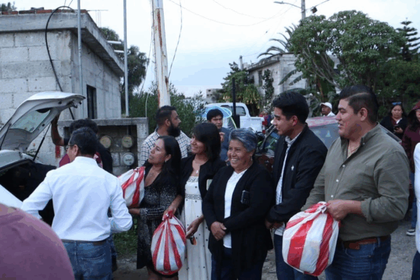 Entregan apoyo a familias afectadas por desbordamiento de el rio en Cuautlancingo