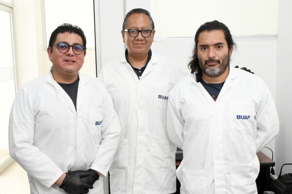Si bien las tecnologías fotovoltaicas y de baterías tienen avances importantes, aún existen limitaciones relacionadas con la densidad de energía, degradación a largo plazo y sostenibilidad de los procesos de fabricación. En el caso particular de los sistemas termoeléctricos, el desafío es incrementar su rendimiento, sin comprometer su estabilidad mecánica y química. Por ello, investigadores de la Facultad de Ciencias de la Electrónica (FCE) de la BUAP desarrollan dispositivos híbridos de recolección de energía, basados en la integración de generadores termoeléctricos, fotovoltaicos y piezoeléctricos, tanto en formato de película delgada, como en materiales en volumen. La pertinencia de este proyecto radica en la generación de conocimiento científico-tecnológico, el impulso de opciones para la eficiencia energética en el sector automotriz y sistemas urbanos inteligentes, y en la aportación de soluciones sostenibles para diversificar fuentes de energía limpia. Este proyecto es realizado, desde 2022, por Carlos Roberto Ascencio Hurtado, quien efectúa una estancia de investigación en la FCE, bajo la supervisión del doctor Roberto Carlos Ambrosio Lázaro; también participa Eduardo Yoyontzin García Villegas, estudiante de la Maestría en Ingeniería Electrónica, en la caracterización de generadores termoeléctricos comerciales. Además, colaboran expertos del Instituto Nacional de Astrofísica, Óptica y Electrónica, del Centro de Investigación en Materiales Avanzados (unidades Chihuahua y Monterrey) y de la Universidad Autónoma de Ciudad Juárez. La propuesta de los académicos de la BUAP consiste en la síntesis de semiconductores amorfos y nanoestructurados mediante técnicas de depósito físico y químico, así como su caracterización estructural, eléctrica, térmica y mecánica. De manera paralela, evalúan la gestión de la energía recolectada mediante convertidores electrónicos de potencia, lo que asegura la viabilidad de la integración de estos sistemas en entornos reales, como la industria automotriz y las aplicaciones urbanas. Carlos Roberto Ascencio Hurtado, doctor en Ciencias de la Electrónica, indicó que las investigaciones sobre el desarrollo de materiales termoeléctricos de alto rendimiento se realizan en Norteamérica, Europa y Asia. No obstante, “la aportación diferenciadora de nuestro proyecto consiste en enfatizar la síntesis y caracterización de materiales amorfos y nanoestructurados”. Asimismo, señaló que se “propone un esquema de integración híbrida entre dispositivos termoeléctricos, fotovoltaicos y piezoeléctricos, y considerar desde la etapa inicial la gestión de la energía mediante electrónica de potencia, lo que asegura que los desarrollos materiales no se limiten a resultados de laboratorio, sino que sean viables para la transferencia tecnológica hacia aplicaciones concretas”. Entre los avances registrados, el investigador refirió la síntesis controlada de películas delgadas de silicio-germanio polimorfo hidrogenado (pm-SiGe:H) con propiedades ajustables para aplicaciones termoeléctricas; y el diseño preliminar de prototipos de generadores termoeléctricos y fotovoltaicos en materiales en volumen, con miras a su aplicación en sistemas automotrices. Además de “la caracterización avanzada de propiedades estructurales, térmicas y eléctricas, incluyendo correlaciones entre propiedades y desempeño termoeléctrico en nanoescala; publicaciones en revistas indizadas y difusión en congresos especializados”, puntualizó.