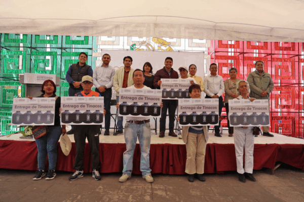 Omar Muñoz entrega 300 tinacos en Cuautlancingo para apoyar a familias